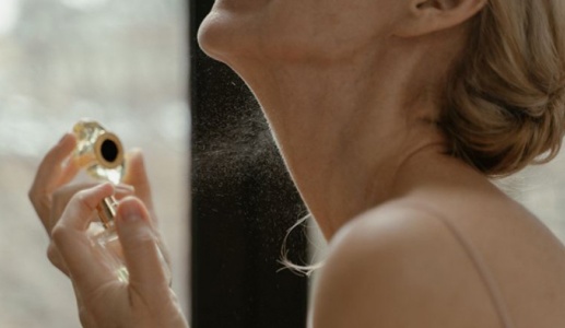 Xịt nước hoa đúng cách: Lưu hương lâu, không lo hại sức khỏe!