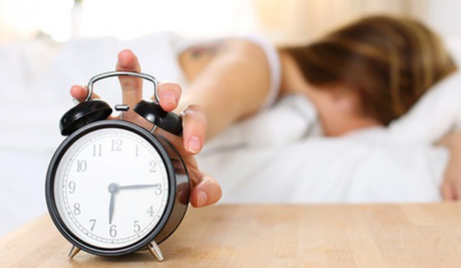Vì sao bạn lại tỉnh giấc ngay trước khi chuông báo thức kêu?