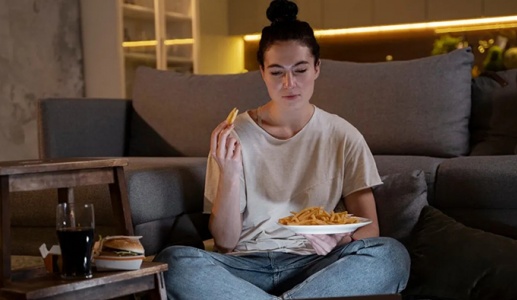 Ăn khuya có ảnh hưởng đến giấc ngủ không?