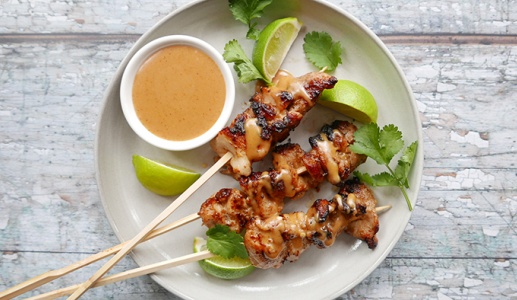 Ăn ngon để tăng cơ: Gà xiên satay ăn kèm sốt đậu phộng