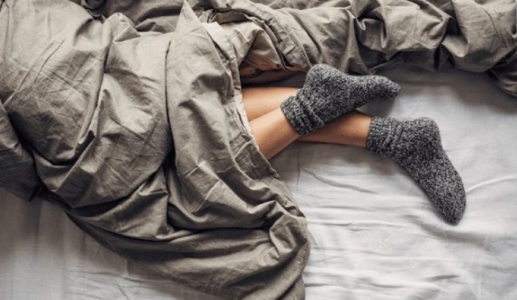 Có nên đi tất khi ngủ?