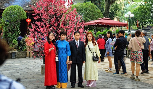 Hà Nội: Người dân nô nức đi lễ chùa ngày mùng 1 Tết Bính Ngọ