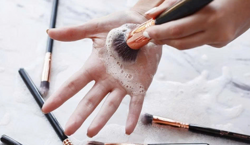 Cách vệ sinh cọ trang điểm theo chuyên gia da liễu