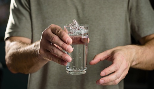 Nguyên nhân run tay khi cầm đồ vật là gì?