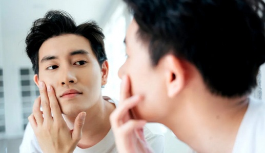 Ở tuổi 20 nam giới có cần dùng kem dưỡng mắt?