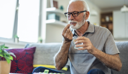 Dùng thuốc ức chế miễn dịch trị vảy nến bị tác dụng phụ, nên làm gì?