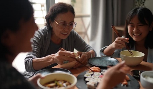 Uống TPBVSK Vương Lão Kiện để giảm run có cần kiêng ăn gì không?