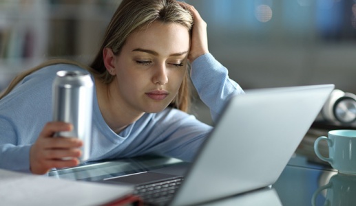 Vì sao uống nước tăng lực mà vẫn uể oải?