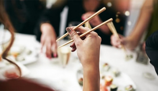 Run tay khi cầm đũa: Vấn đề nhỏ nhưng không nên bỏ qua