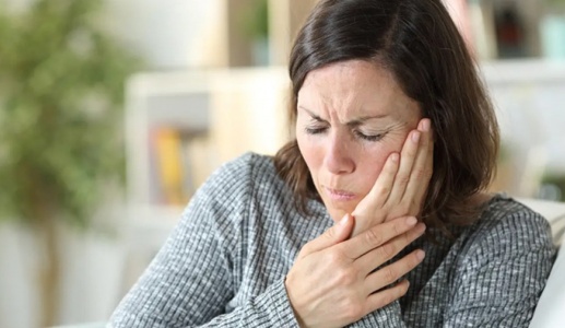 Mãn kinh tác động đến sức khỏe răng miệng thế nào?