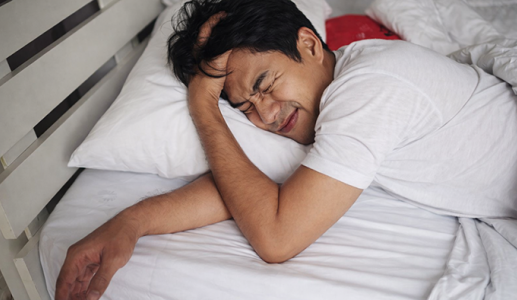 Bệnh run vô căn ảnh hưởng thế nào đến chất lượng giấc ngủ?