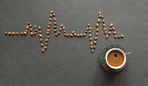 Uống nhiều cà phê để tỉnh táo nhưng hay hồi hộp, tim đập nhanh có đáng lo?