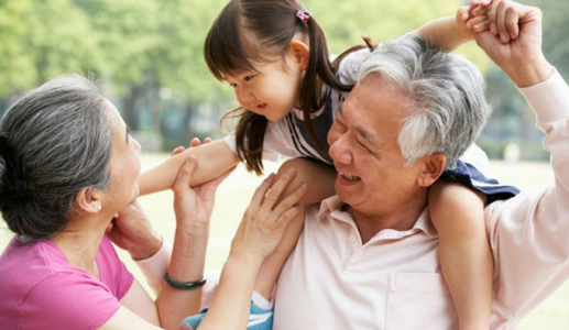 Việc chăm cháu giúp ông bà sống vui khỏe và minh mẫn hơn