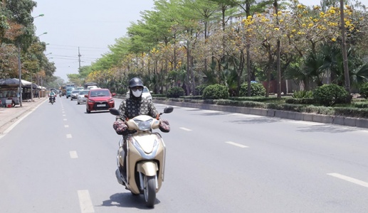 Bắc Bộ và Nam Bộ ngày oi nóng, về đêm có mưa dông 