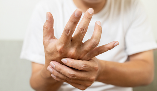 Run tay khi đứng trước đám đông có phải mắc Parkinson không?