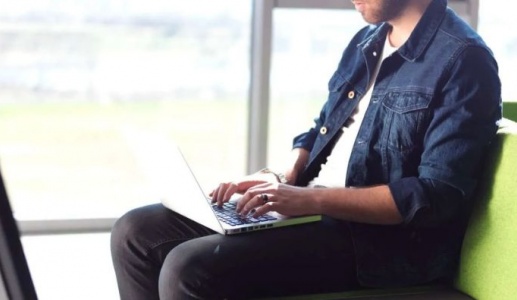 Lý do nên bỏ thói quen đặt laptop trên đùi 