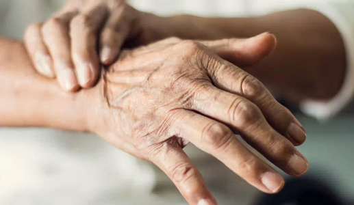 Run tay và đi lại khó khăn, có dùng được TPBVSK Vương Lão Kiện không?