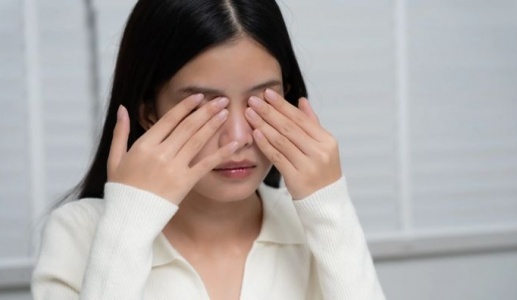 Nguy hiểm tiềm ẩn từ thói quen dụi mắt