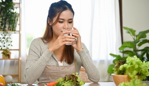 Ăn thực phẩm nào dễ gây khát nước?