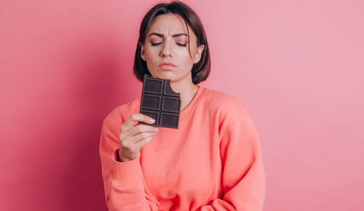 Ăn chocolate đen có giúp giảm đau bụng kinh?
