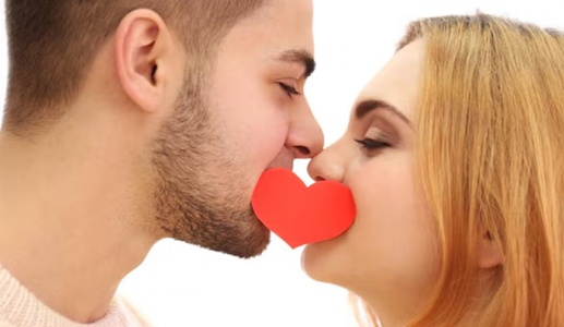 Nhiệt miệng có lây qua nụ hôn?