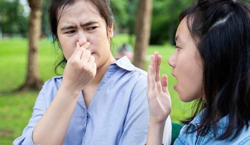 Vì sao khó tự nhận biết hôi miệng?