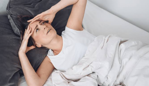 Phụ nữ mãn kinh khó ngủ: Nguyên nhân và cách cải thiện