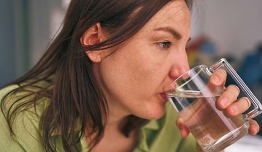 Có phải ai cũng cần uống 2 lít nước mỗi ngày?