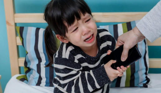 Dỗ trẻ bằng smartphone để lại những hệ lụy lâu dài
