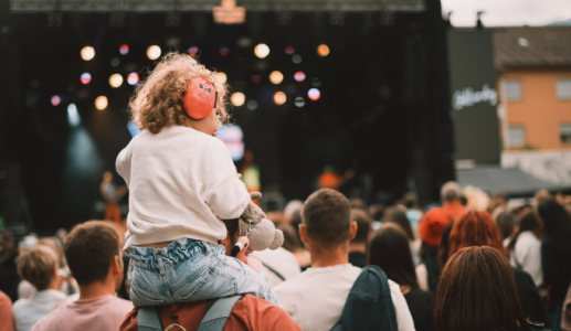 Có nên cho trẻ em đi xem concert?