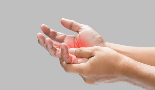 Đường huyết cao gây tê chân, mờ mắt phải làm sao để giảm?