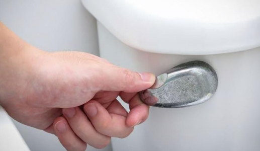 6 thói quen khi đi vệ sinh có nguy cơ gây hại sức khỏe