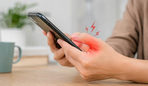 Vì sao dùng điện thoại nhiều dễ đau ngón tay cái?