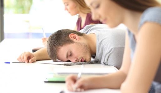 Ngủ đủ giấc giúp sinh viên cải thiện đáng kể điểm số