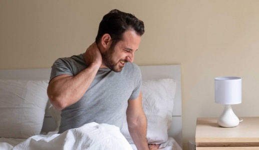 Đau vai gáy về đêm: Nguyên nhân do đâu và làm sao để cải thiện?