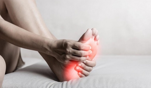 Đái tháo đường 10 năm, bị tê bì châm chích, nóng rát chân phải làm sao?