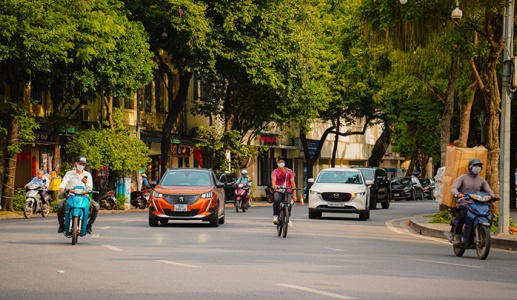 Hà Nội ngày nắng, nhiều nơi mưa dông