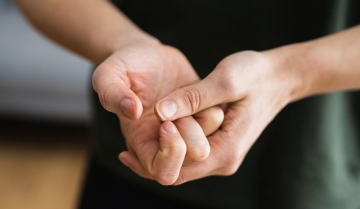 Thói quen bẻ khớp ngón tay có hại không?