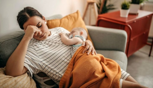 Đừng bắt bản thân mạnh mẽ khi lần đầu làm mẹ