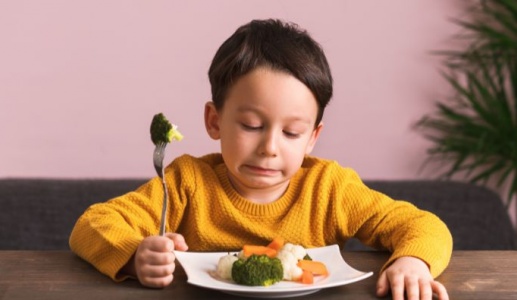Làm sao để con trẻ bớt kén ăn?