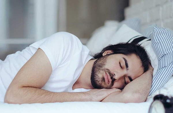 Vì sao nằm nghiêng bên trái tim đập mạnh hơn?