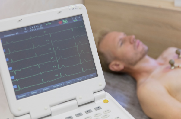 Khám sức khỏe định kỳ: Dân văn phòng khi nào cần điện tim, siêu âm tim?