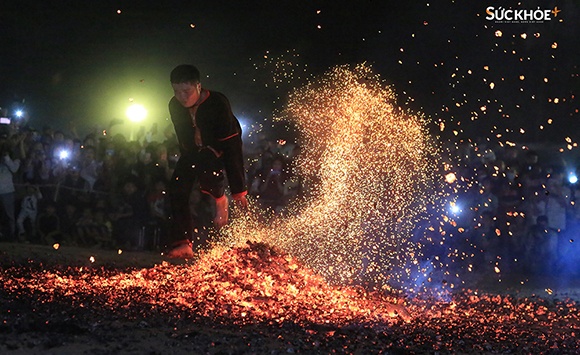 Độc đáo Lễ hội Nhảy lửa cầu sức khỏe của người dân tộc Pà Thẻn