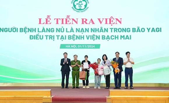 Sau gần 2 tháng điều trị, bé gái Làng Nủ đã được xuất viện