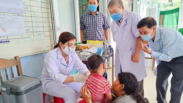 Dịch sởi gia tăng, Quảng Nam đẩy nhanh tiến độ “vá lỗ hổng vaccine”