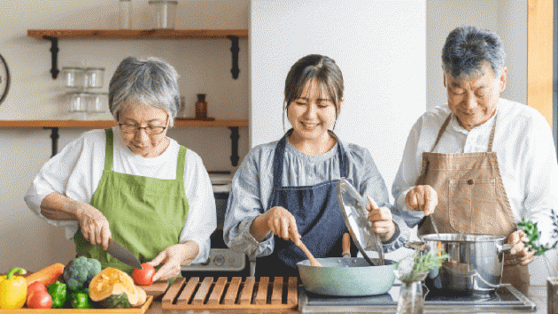 Tự nấu ăn, kỹ năng sống còn của người cao tuổi
