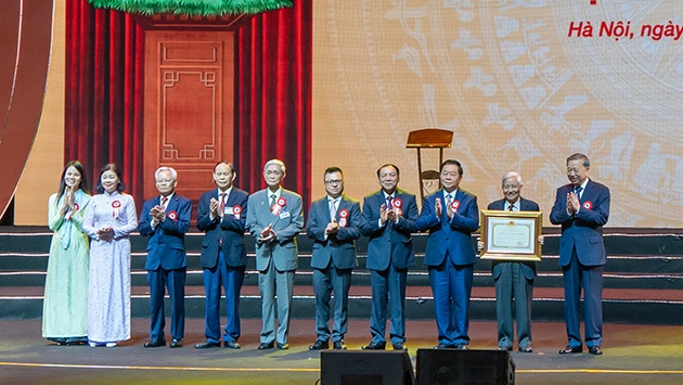 Báo chí Cách mạng Việt Nam đón nhận Huân chương Hồ Chí Minh