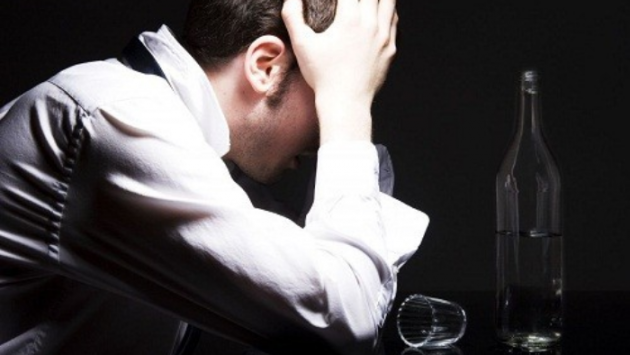 Rượu và trầm cảm: Mối liên hệ mật thiết ít người để ý 