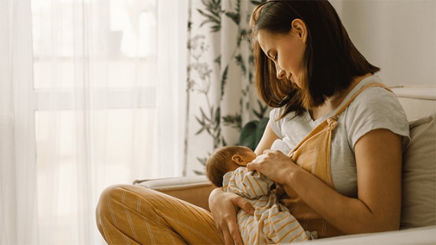 Nuôi con bằng sữa mẹ hoàn toàn có lợi gì cho mẹ và bé?