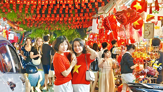 Phố Hàng Mã rộn ràng đón 'Tết Độc Lập'!